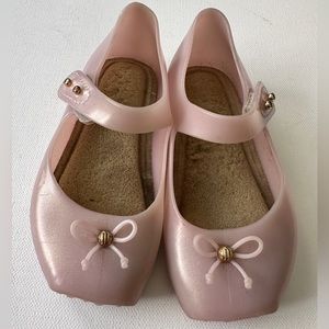 Mini Melissa girl’s Soft Silicone Shoes. Color Pink, Size 8.